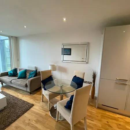 Apartment Sleek & Sunny 1bd Flat Near Greenwhich - Deptford! London