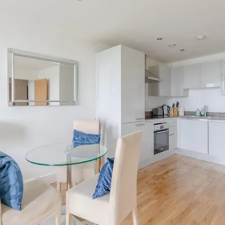 Sleek & Sunny 1bd Flat Near Greenwhich - Deptford! Apartment