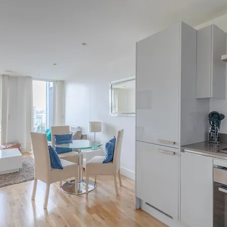 Sleek & Sunny 1bd Flat Near Greenwhich - Deptford! Apartment