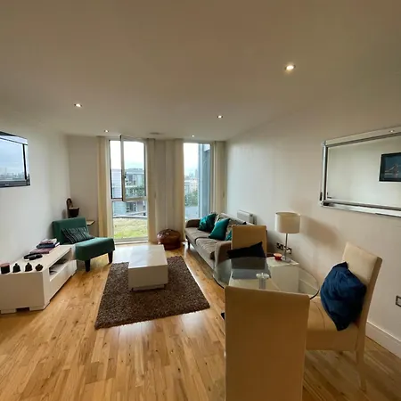Sleek & Sunny 1bd Flat Near Greenwhich - Deptford! Apartment
