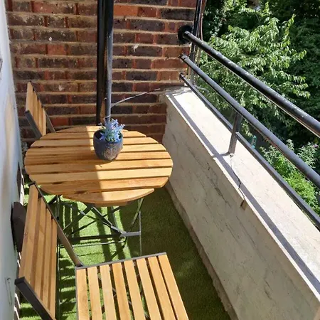 Charming 2-bedroom Flat With Private Balcony Near Islington Station, Canonbury Apartment London