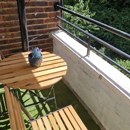 Charming 2-bedroom Flat With Private Balcony Near Islington Station, Canonbury London