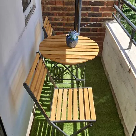 Apartment Charming 2-bedroom Flat With Private Balcony Near Islington Station, Canonbury