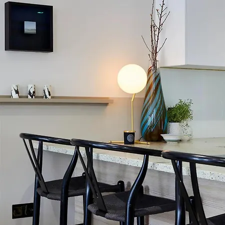 Stylish Interiors Garden Parking 3brb Flat Apartment