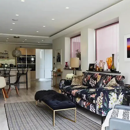 Stylish Interiors Garden Parking 3brb Flat London
