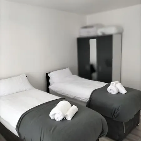 Remaj Service Accommodation, Sleep 7 Dagenham