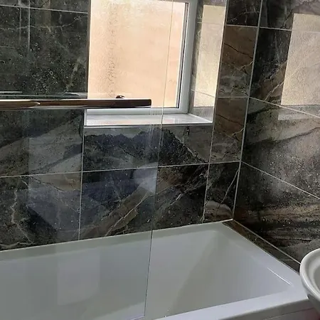 Remaj Service Accommodation, Sleep 7 Apartment *