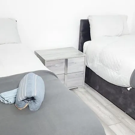 Apartment Remaj Service Accommodation, Sleep 7 Dagenham