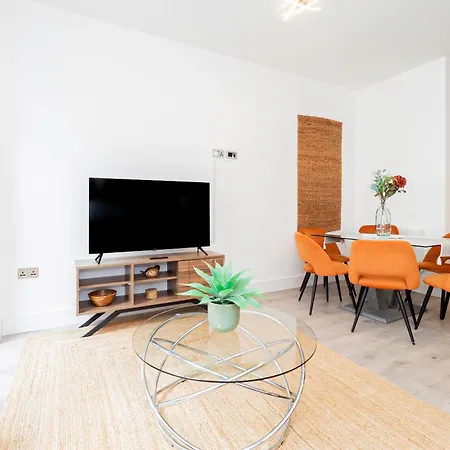 Apartment Gorgeous Two-bedroom Two-bathrooms Flat Near Acton Main Line Station London