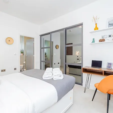 Gorgeous Two-bedroom Two-bathrooms Flat Near Acton Main Line Station Apartment