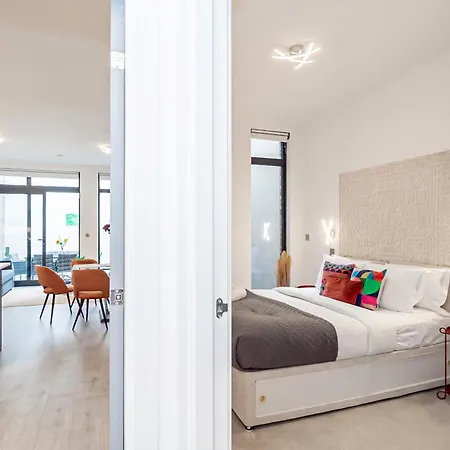 Gorgeous Two-bedroom Two-bathrooms Flat Near Acton Main Line Station *