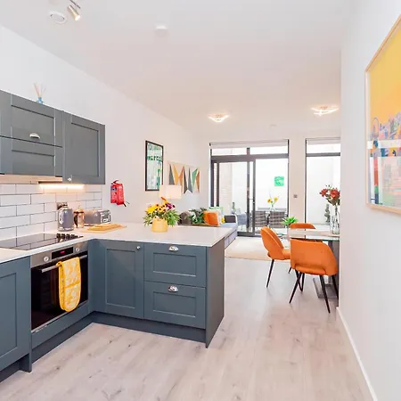 Apartment Gorgeous Two-bedroom Two-bathrooms Flat Near Acton Main Line Station London