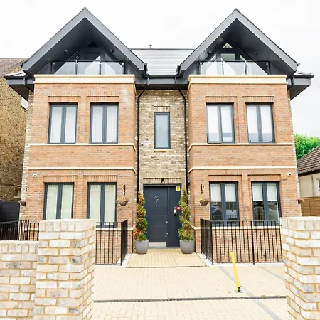Gorgeous Two-bedroom Two-bathrooms Flat Near Acton Main Line Station