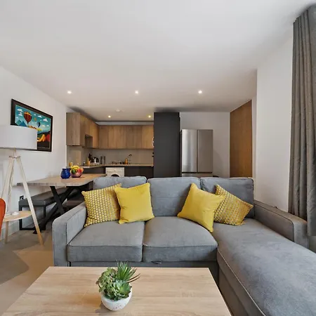 3br House In Prime Location With Driveway Holiday home Barnet
