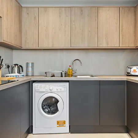3br House In Prime Location With Driveway * Barnet