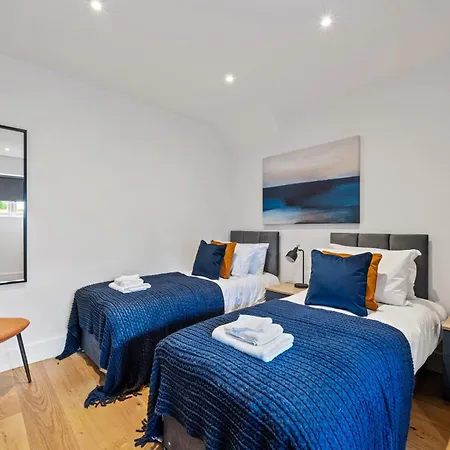 3br House In Prime Location With Driveway * Barnet