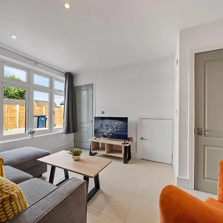 3br House In Prime Location With Driveway Holiday home