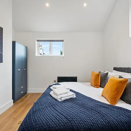 3br House In Prime Location With Driveway Holiday home Barnet