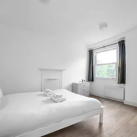 Stylish 2-bed By Tower Of Apartment