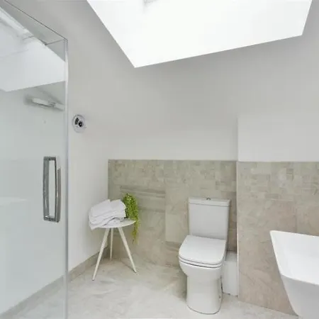 Uttsav Green - Affordable Zone 3 - Accessible Public Transport London