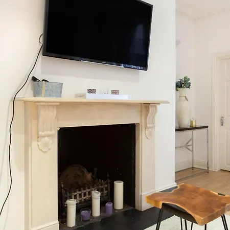 Spacious 1 Bed Sloane Square Apartment London
