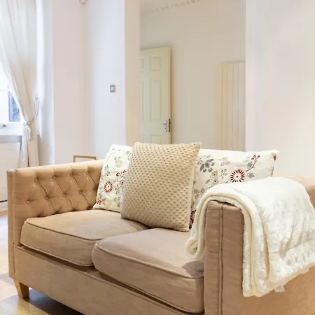 Spacious 1 Bed Sloane Square Apartment