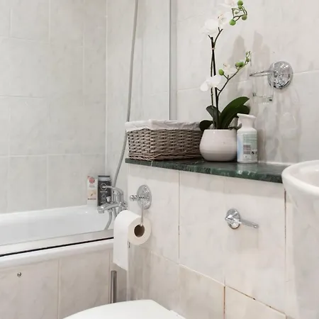 Spacious 1 Bed Sloane Square Apartment *