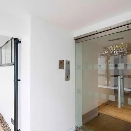 Modern 2 Bedroom In Soho Holiday home London