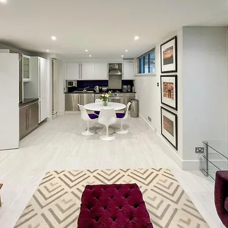 Modern 2 Bedroom In Soho Holiday home London
