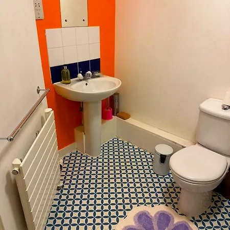 Ealing Common - Orange Apartment