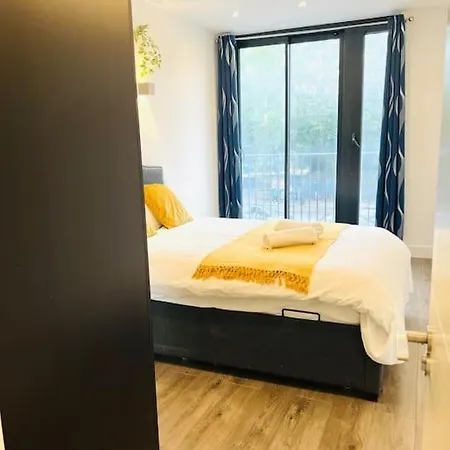 Stunning Two Bed Flat In Apartment *