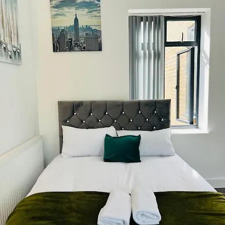 Stunning Two Bed Flat In * London