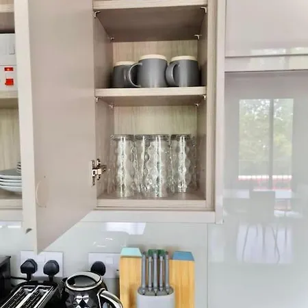 Stunning Two Bed Flat In Apartment *