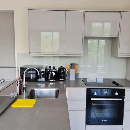 Stunning Two Bed Flat In Apartment