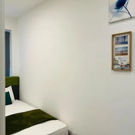 Stunning Two Bed Flat In Apartment