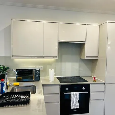 Stunning Two Bed Flat In Apartment London