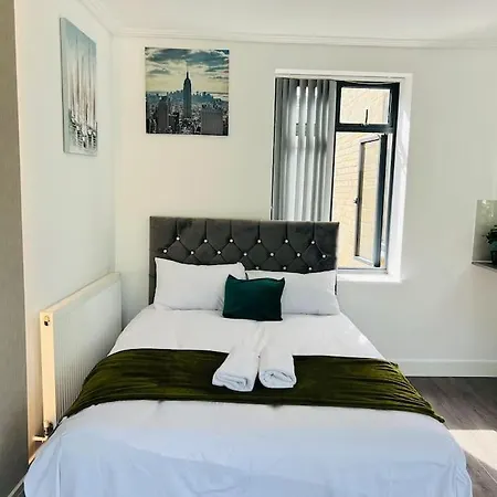Stunning Two Bed Flat In * London