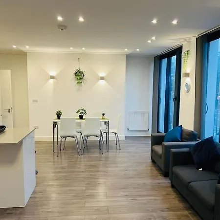 Stunning Two Bed Flat In Apartment
