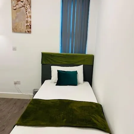Stunning Two Bed Flat In Apartment London