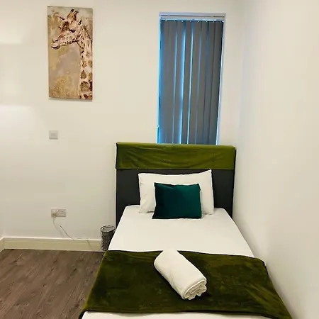 Stunning Two Bed Flat In Apartment *