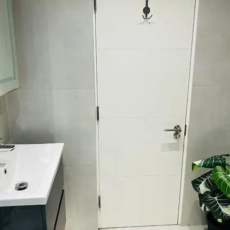 Stunning Two Bed Flat In Apartment London