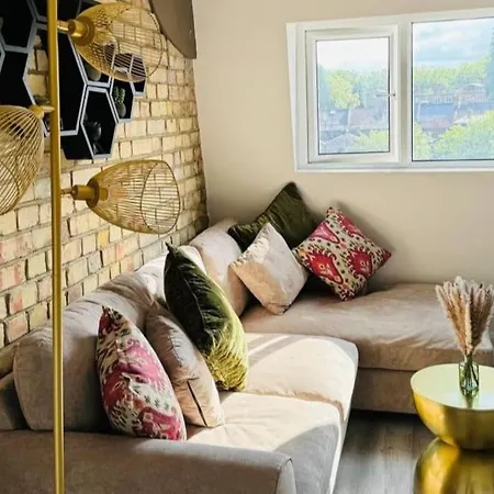 Stylish Two-story Retreat ロンドン