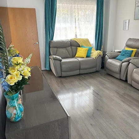 Lavish 3 Story House With Full Of Comfort Guest house *