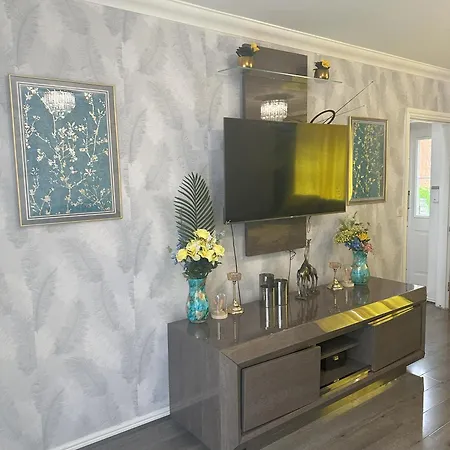 Guest house Lavish 3 Story House With Full Of Comfort *