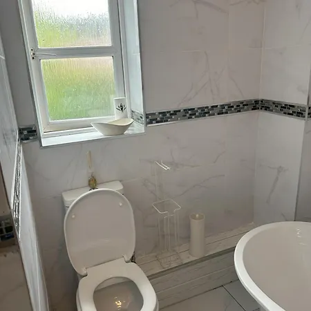 Lavish 3 Story House With Full Of Comfort Dagenham