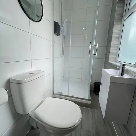 Letzi Private En-suite, Near Heathrow Airport T3 * Hayes (Greater London)