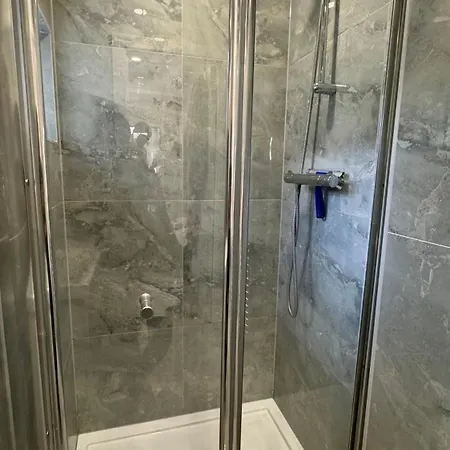 Spacious Double In Greater
