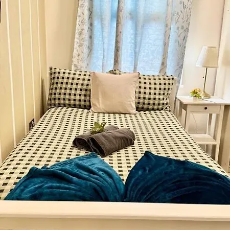 Apartment Flat Acton High Street London