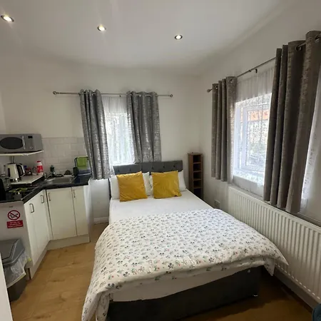 Luxury Ensuite 2nd Flat With Great Views In Keedonwood Road With Fully Own Bathroom Newly Added And Private Kitchenette Apartment Bromley