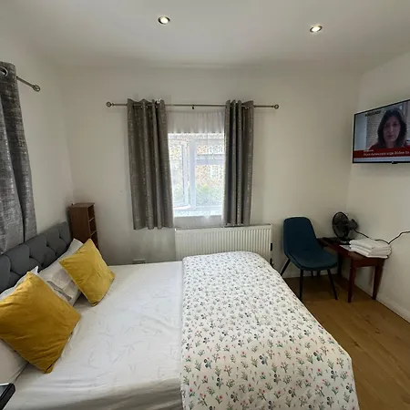 Luxury Ensuite 2nd Flat With Great Views In Keedonwood Road With Fully Own Bathroom Newly Added And Private Kitchenette Bromley